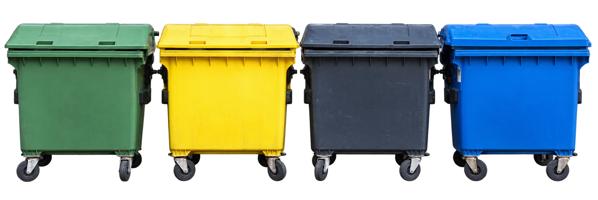 Quatre conteneurs à roulettes, vert, jaune, noir et bleu, alignés devant un mur de briques